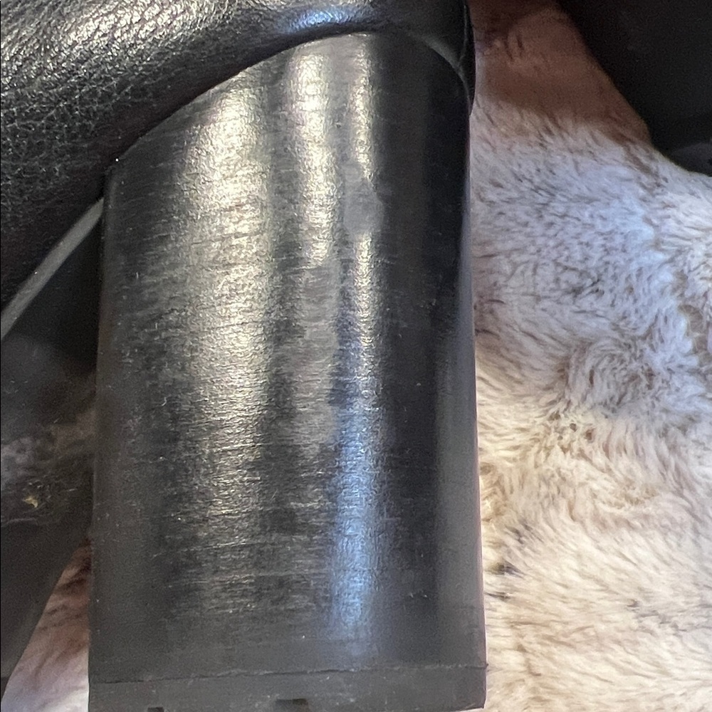 Tory Burch Leigh Lug Sole Black Leather Bootie Sz-7 - Picture 12 of 12